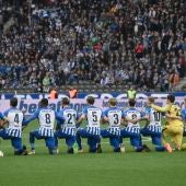Los jugadores del Hertha se arrodillaron sobre el campo antes del inicio del partido a modo de señal contra el racismo.