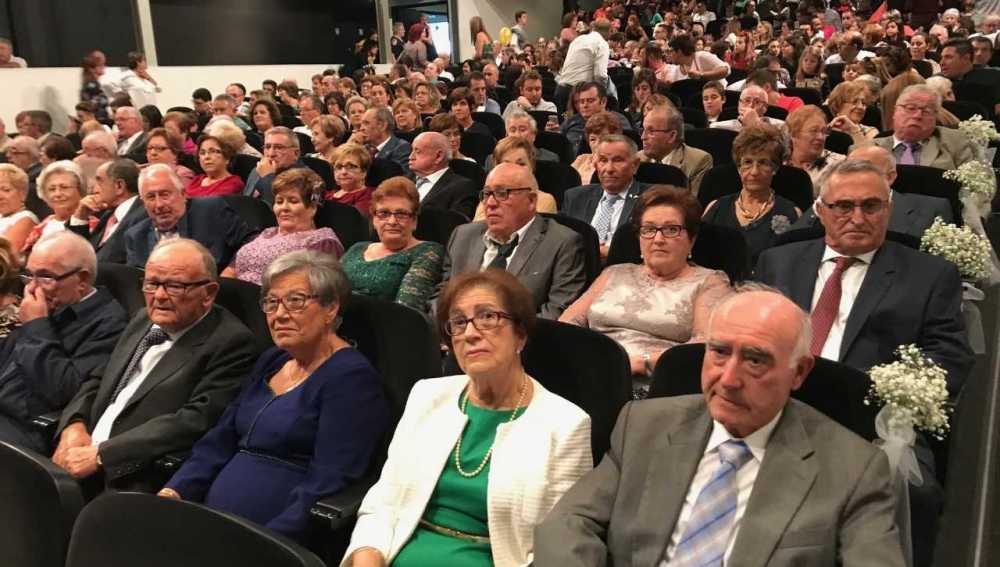 Auditorio principal del centro de congresos de Elche con motivo del acto de las bodas de oro de 35 parejas de Elche