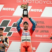 Dovizioso se impuso en el GP de Japón, por delante de Marc Márquez y de Danilo Petrucci. Dovizioso se impuso en el GP de Japón, por delante de Marc Márquez y de Danilo Petrucci.