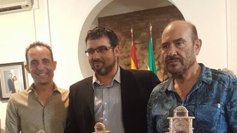 El dramaturgo ilicitano, Tom&aacute;s Ferrando, primero por la izquierda junto a los ganadores de las restantes categor&iacute;as del certamen literario del Ayuntamiento de Villa del R&iacute;o