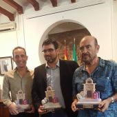 El dramaturgo ilicitano, Tomás Ferrando, primero por la izquierda junto a los ganadores de las restantes categorías del certamen literario del Ayuntamiento de Villa del Río