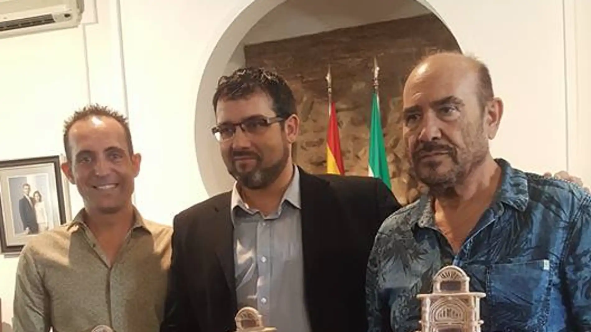 El dramaturgo ilicitano, Tomás Ferrando, primero por la izquierda junto a los ganadores de las restantes categorías del certamen literario del Ayuntamiento de Villa del Río