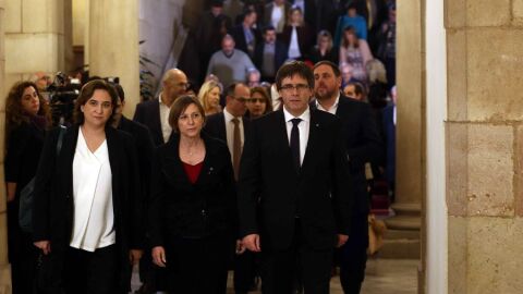 La alcaldesa de Barcelona Ada Colau; la presidenta del Parlament, Carme Forcadell; el presidente de la Generalitat Carles Puigemont; y el vicepresidente del Govern y conseller de Econom&iacute;a Oriol Junqueras