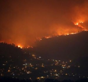 Uno de los treinta incendios forestales que arrasan la comunidad gallega se acerca al municipio de Redondela Uno de los treinta incendios forestales que arrasan la comunidad gallega se acerca al municipio de Redondela