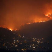 Uno de los treinta incendios forestales que arrasan la comunidad gallega se acerca al municipio de Redondela