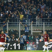 Mauro Icardi celebra con la grada uno de los goles que marcó al AC Milán