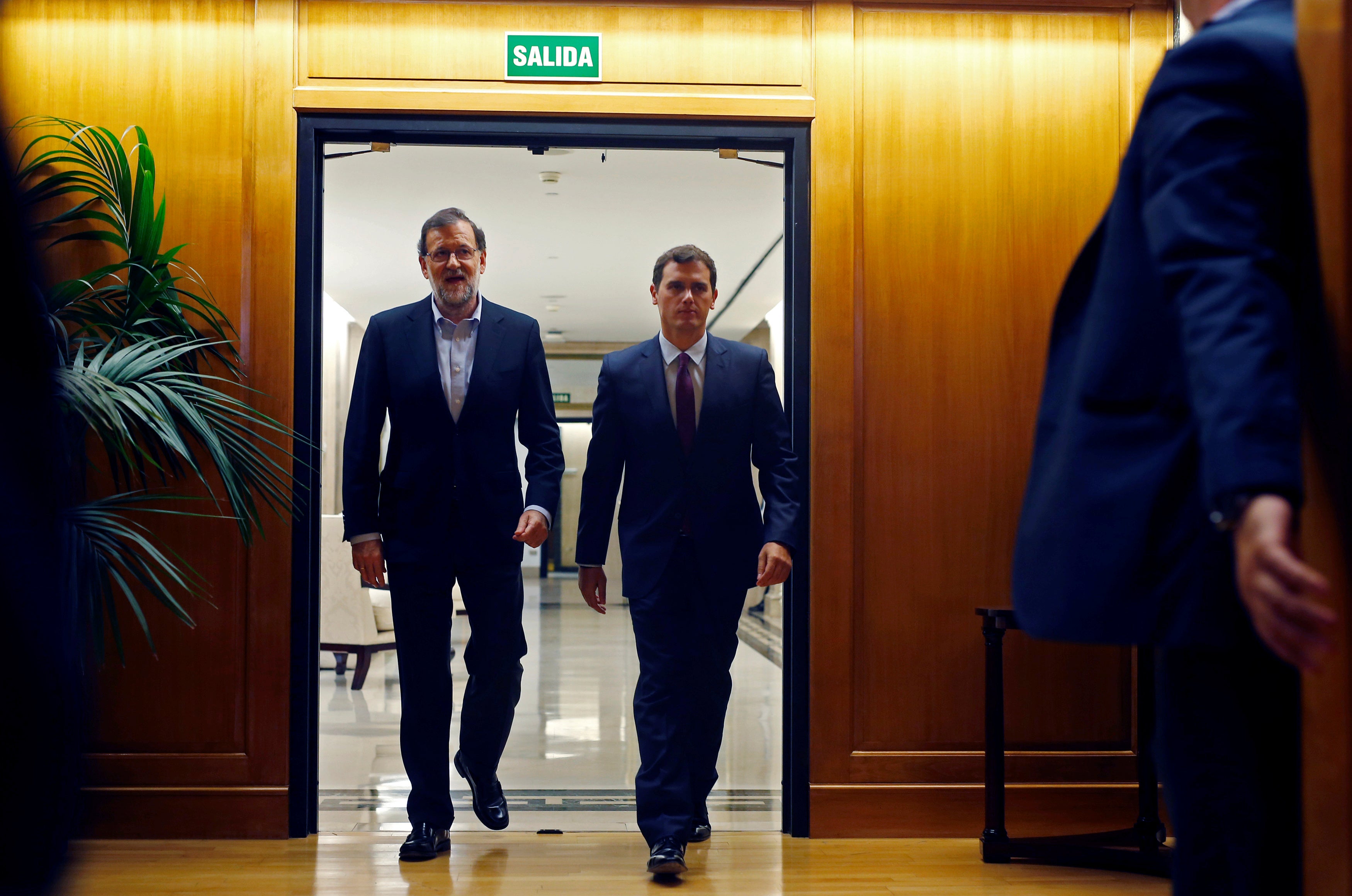 Víctor Liñares, sobre el rifirrafe Rajoy-Rivera: "Cuando hueles la sangre, hay que morder la yugular" Víctor Liñares, sobre el rifirrafe Rajoy-Rivera: "Cuando hueles la sangre, hay que morder la yugular"