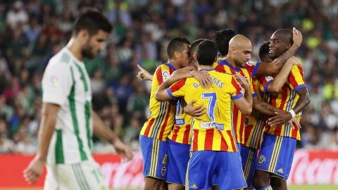 Kondogbia celebra con sus compa&ntilde;eros del Valencia el primer gol ante el Betis