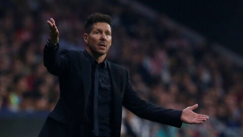 Simeone, con los brazos en alto, observa el desarrollo de juego