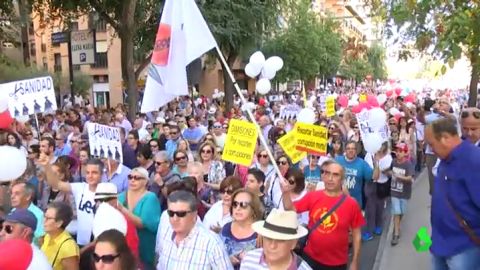 Miles de personas protestan en Granada por una mejor sanidad p&uacute;blica 