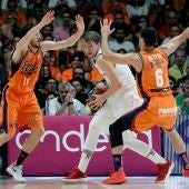Doncic trata de salir del marcaje del Valencia Basket
