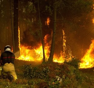 Operarios del sevicio de extinción de incendios trabajan en la zona de Zamanes, Vigo Operarios del sevicio de extinción de incendios trabajan en la zona de Zamanes, Vigo