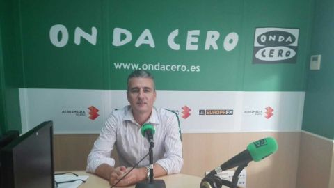 Tom&aacute;s Melgar, director del Aeropuerto Alicante-Elche, en los estudios de Onda Cero Elche