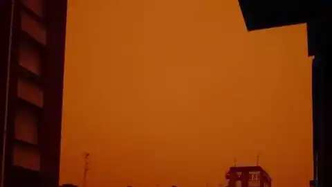 Así estaba el cielo a las 9.00 horas en Gijón El humo y la ceniza de los incendios forestales llega a la ciudad