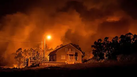 El fuego avanza hacia una de las casas de Nigrán El fuego avanza hacia una de las casas de Nigrán