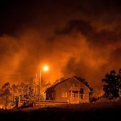 El fuego avanza hacia una de las casas de Nigrán