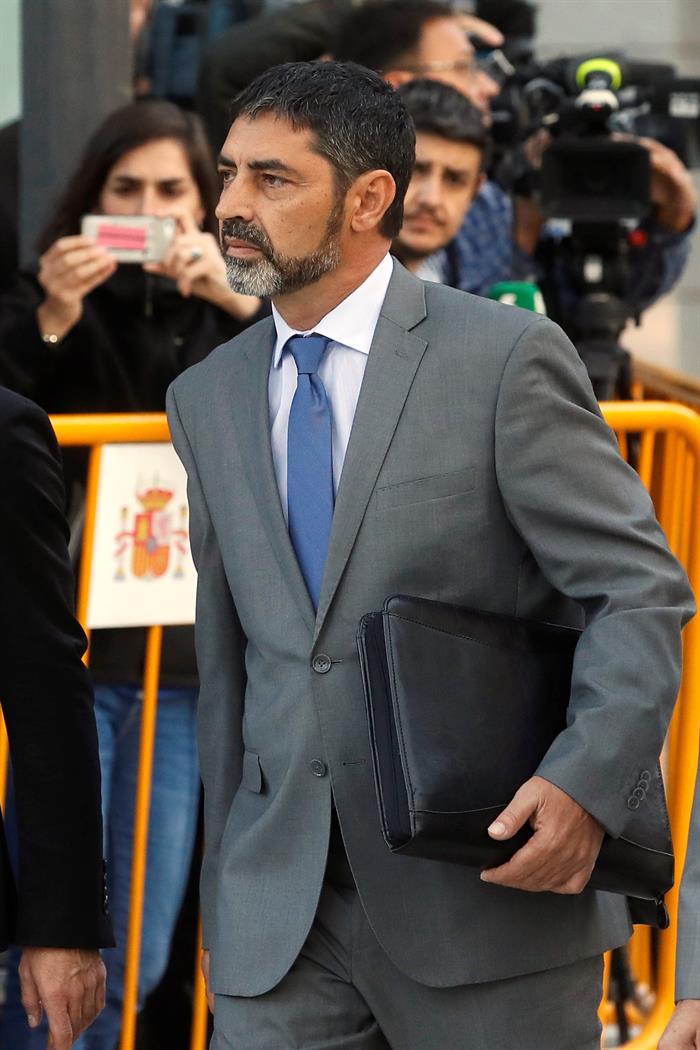 Trapero entrega su pasaporte a la juez que le investiga por sedición Trapero entrega su pasaporte a la juez que le investiga por sedición