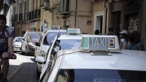 Los taxistas de Bilbao est&aacute;n obligados a esperar a que sus clientas entren al portal 