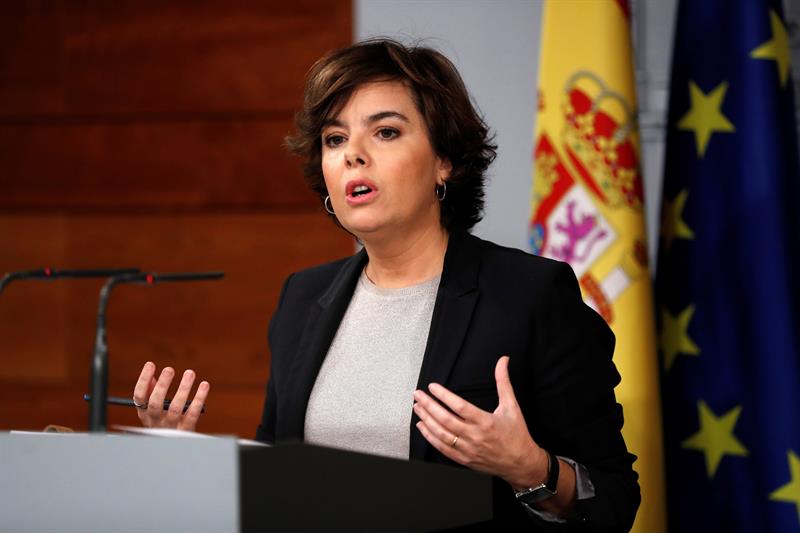 El Gobierno pide a Puigdemont que rectifique: "Nadie le niega el diálogo, pero tiene que ser dentro de la ley" El Gobierno pide a Puigdemont que rectifique: "Nadie le niega el diálogo, pero tiene que ser dentro de la ley"