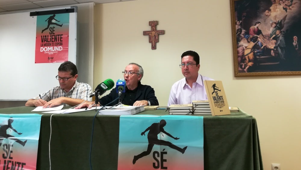 El delegaado de misiones de la Diócesis de Segovia junto con dos misioneros presenta el DOMUND 2017