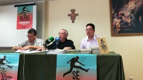 El delegaado de misiones de la Di&oacute;cesis de Segovia junto con dos misioneros presenta el DOMUND 2017