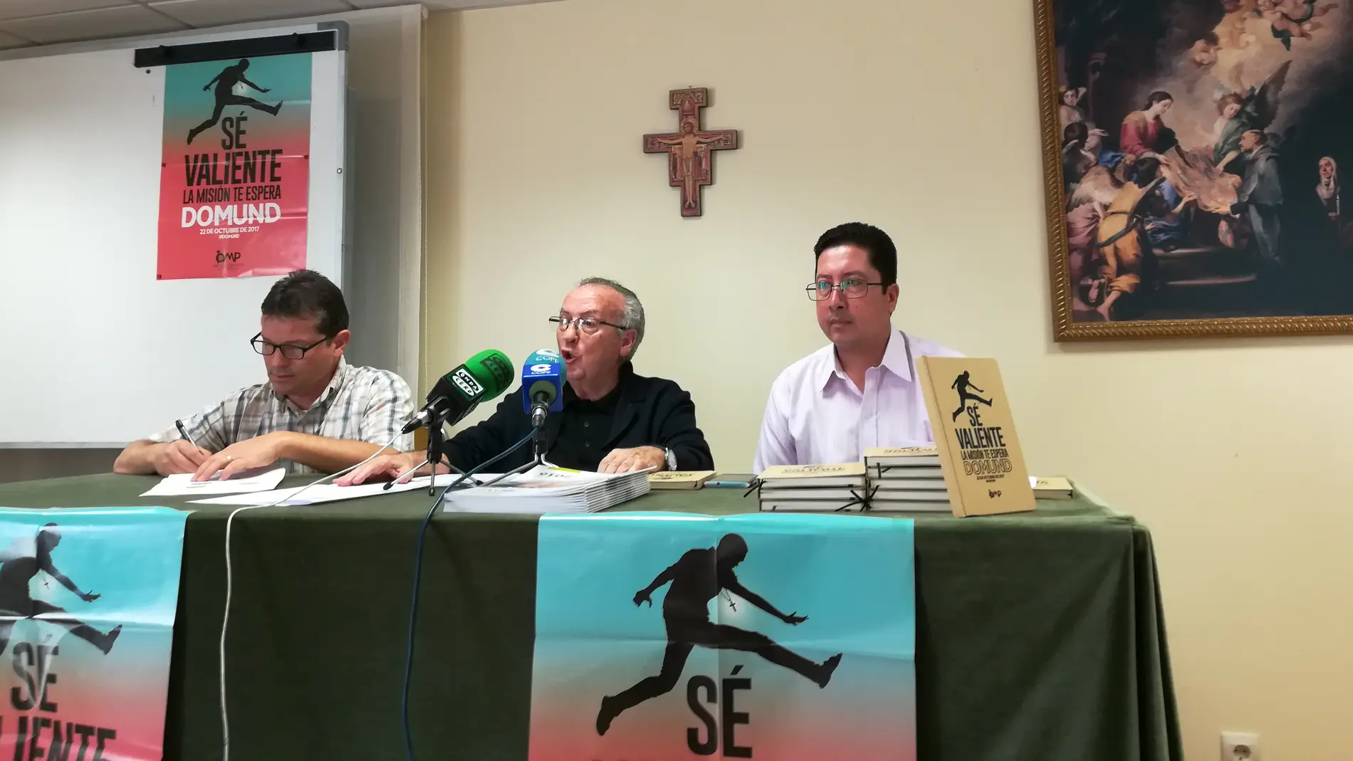 El delegaado de misiones de la Diócesis de Segovia junto con dos misioneros presenta el DOMUND 2017