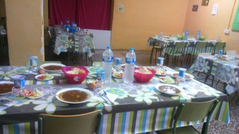 Mesas preparadas en el comedor social de la Asociaci&oacute;n Al Tafuik de Elche