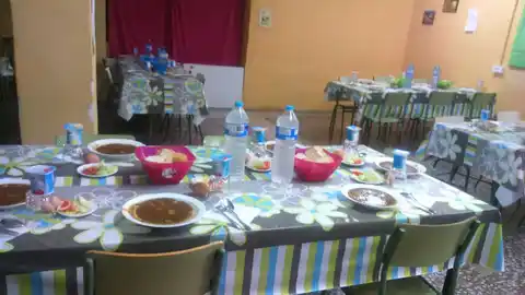 Mesas preparadas en el comedor social de la Asociación Al Tafuik de Elche Mesas preparadas en el comedor social de la Asociación Al Tafuik de Elche