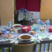 Mesas preparadas en el comedor social de la Asociación Al Tafuik de Elche