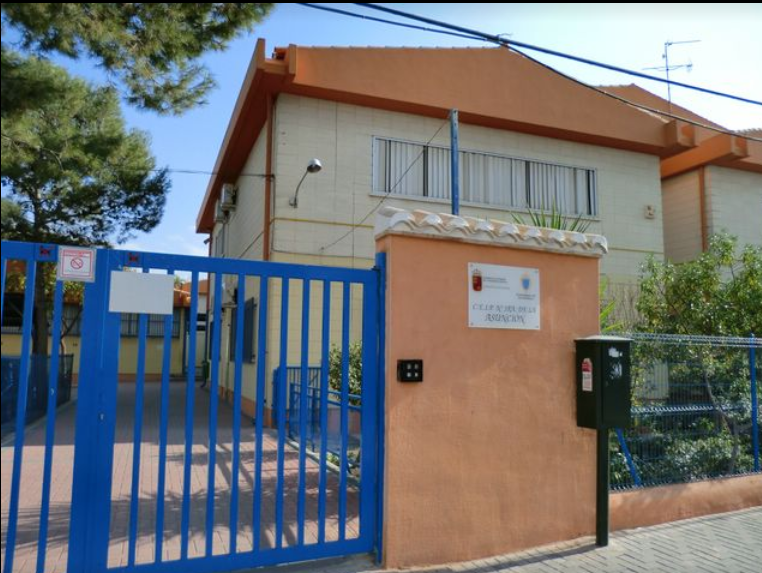 Madre de la monitoria agredida en un colegio de Alcantarilla: "Le han arrancado la mitad de su melena. Había gente mirando que no salió en defensa de mi hija" Madre de la monitoria agredida en un colegio de Alcantarilla: "Le han arrancado la mitad de su melena. Había gente mirando que no salió en defensa de mi hija"