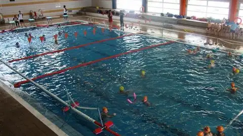 La piscina municipal Yurema Requena ha sigut una de les dependències municipals analitzades per determinar la qualitat ambiental. Els anàlisis ambientals detecten una presència xicoteta de fongs que se solucionarà amb les mesures preventives d'higiene.