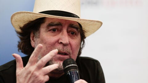 Joaqu&iacute;n Sabina durante una rueda de prensa