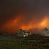 Las llamas se acercan a las viviendas situadas en la parroquia en Chandebrito