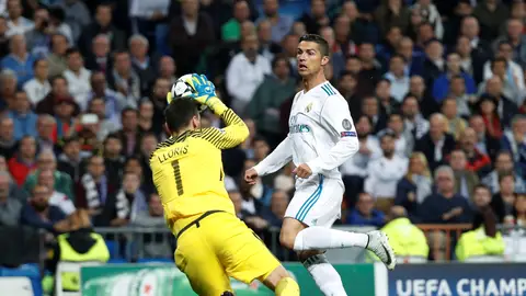 Lloris detiene un balón ante Cristiano Lloris detiene un balón ante Cristiano