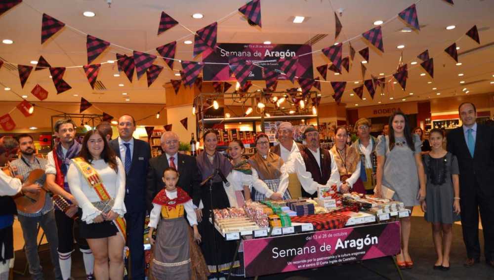 Representantes del Centro Aragonés de Castellón junto con la reinas de las fiestas, Carla Bernat y Lucía Burguete. 