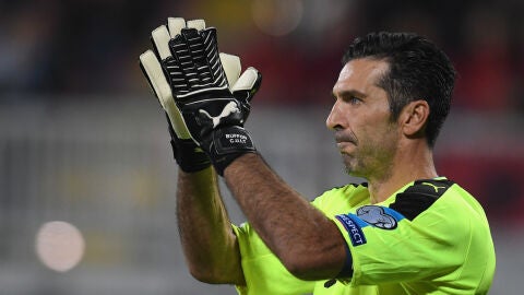 Buffon aplaude a los aficionados tras un partido con la selecci&oacute;n italiana
