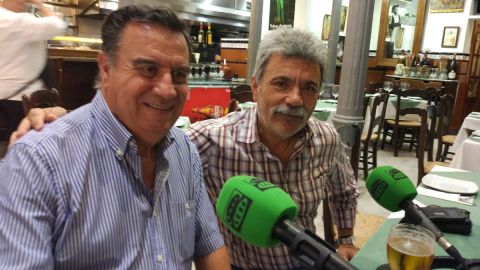 El presidente de la Federaci&oacute;n de Pe&ntilde;as del M&aacute;laga, Miguel Molina, con Pepe S&aacute;nchez