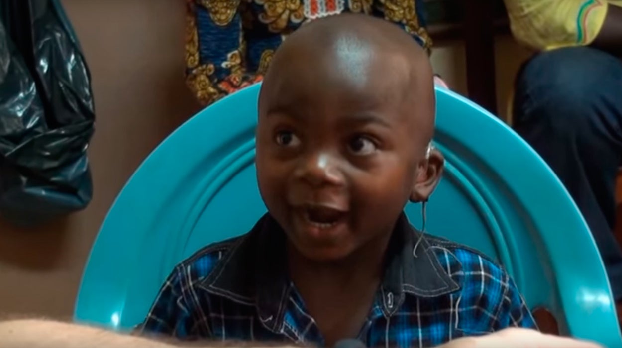 La emotiva reacción de unos niños al escuchar por primera vez gracias a los audífonos reciclados La emotiva reacción de unos niños al escuchar por primera vez gracias a los audífonos reciclados