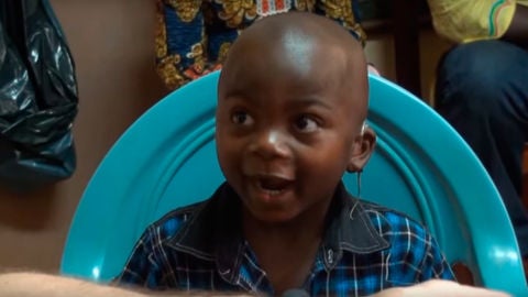 La emotiva reacci&oacute;n de unos ni&ntilde;os al escuchar por primera vez gracias a los aud&iacute;fonos reciclados