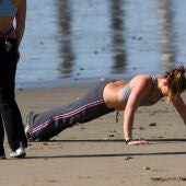 Dos mujeres hacen deporte en la playa