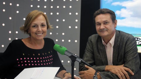 Fernando Monta&ntilde;&eacute;s, profesor de publicidad en la Universidad Aut&oacute;noma de Madrid, y con Lidia Sanz, directora general de la Asociaci&oacute;n Espa&ntilde;ola de Anunciantes.