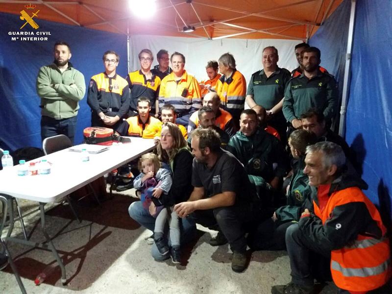 Encuentran dormida y protegida por su perro a una niña de dos años que estuvo perdida en un monte en Ávila Encuentran dormida y protegida por su perro a una niña de dos años que estuvo perdida en un monte en Ávila