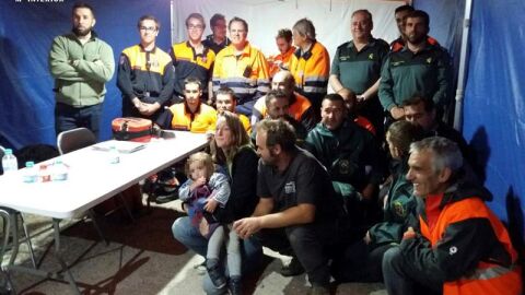 Imagen facilitada por la Guardia Civil de la ni&ntilde;a con sus padres tras ser rescatada en &Aacute;vila