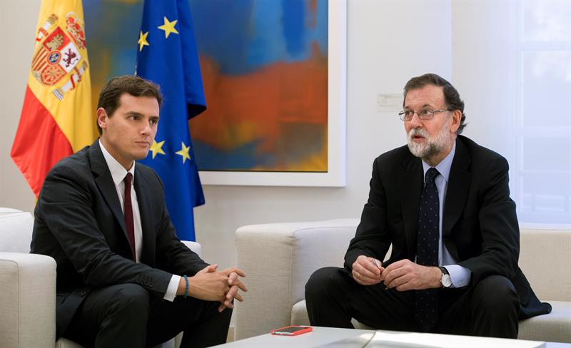 Personas Físicas: Cómo sería una visita de Rajoy y Rivera al mítico programa 'Su Media Naranja' Personas Físicas: Cómo sería una visita de Rajoy y Rivera al mítico programa 'Su Media Naranja'