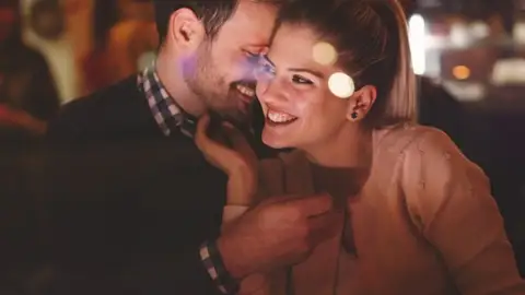 "Y ahora, ¿Cómo encuentro pareja?": Una guía para encontrar el amor y conservarlo en tiempos de Covid-19 "Y ahora, ¿Cómo encuentro pareja?": Una guía para encontrar el amor y conservarlo en tiempos de Covid-19