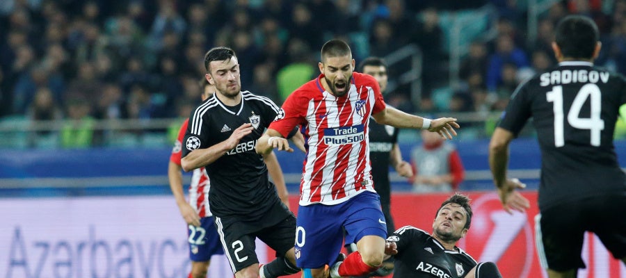 Carrasco intenta avanzar ante la defensa del Qarabag Carrasco intenta avanzar ante la defensa del Qarabag