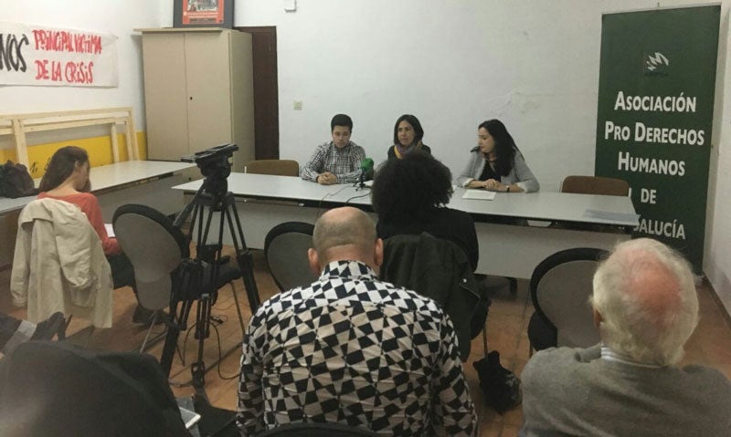 Una familia amenazada exige a la Agencia de Vivienda y Rehabilitación de Andalucía un cambio de vivienda Una familia amenazada exige a la Agencia de Vivienda y Rehabilitación de Andalucía un cambio de vivienda