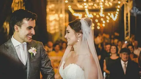 Increíble reacción de los novios hacia un perro que se coló en su boda y se durmió sobre el velo Increíble reacción de los novios hacia un perro que se coló en su boda y se durmió sobre el velo