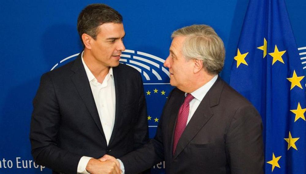 Pedro Sánchez con Antonio Tajani.