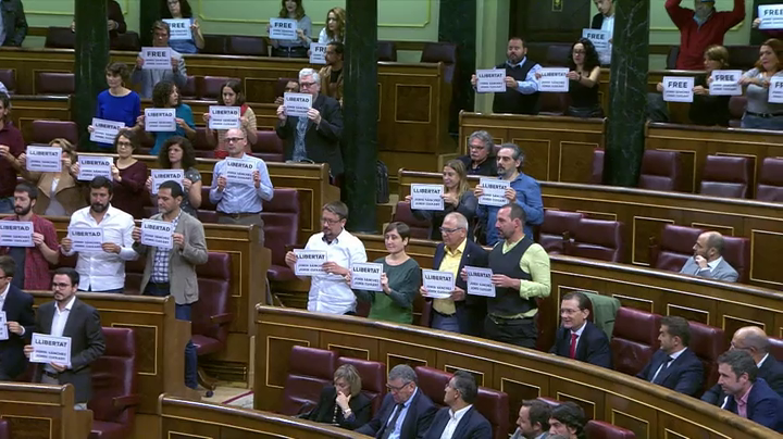 Podemos y PDeCAT muestran carteles en apoyo a Sánchez y Cuixart: "Libertad, presos políticos" Podemos y PDeCAT muestran carteles en apoyo a Sánchez y Cuixart: "Libertad, presos políticos"